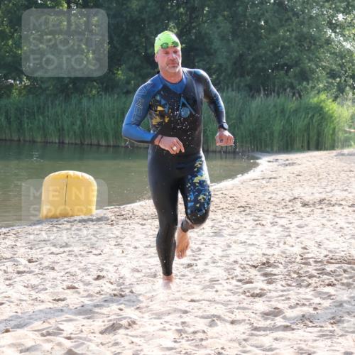15.06.2025 - 27. Vierlanden-Triathlon Lena Gebhardt http://msf.ph/oto/8043234 15.06.2025 08:29:20 Schwimmen 4, 51 meine-sportfotos.de