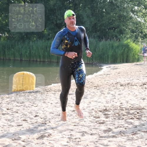 15.06.2025 - 27. Vierlanden-Triathlon Lena Gebhardt http://msf.ph/oto/8043235 15.06.2025 08:29:20 Schwimmen 4, 51 meine-sportfotos.de