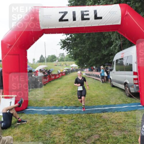 21.06.2025 - 27. Vierlanden-Triathlon MichiJ http://msf.ph/oto/8043240 15.06.2026 13:40:35 Ziel 904, 1089 meine-sportfotos.de
