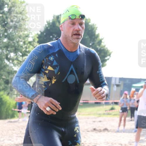 15.06.2025 - 27. Vierlanden-Triathlon Lena Gebhardt http://msf.ph/oto/8043241 15.06.2025 08:29:22 Schwimmen 4, 51 meine-sportfotos.de