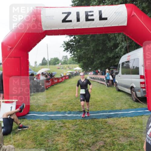 21.06.2025 - 27. Vierlanden-Triathlon MichiJ http://msf.ph/oto/8043242 15.06.2026 13:40:35 Ziel 904, 1089 meine-sportfotos.de