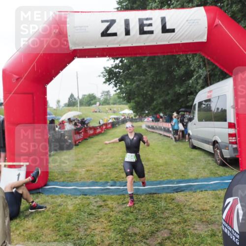 21.06.2025 - 27. Vierlanden-Triathlon MichiJ http://msf.ph/oto/8043247 15.06.2026 13:40:35 Ziel 904, 1089 meine-sportfotos.de
