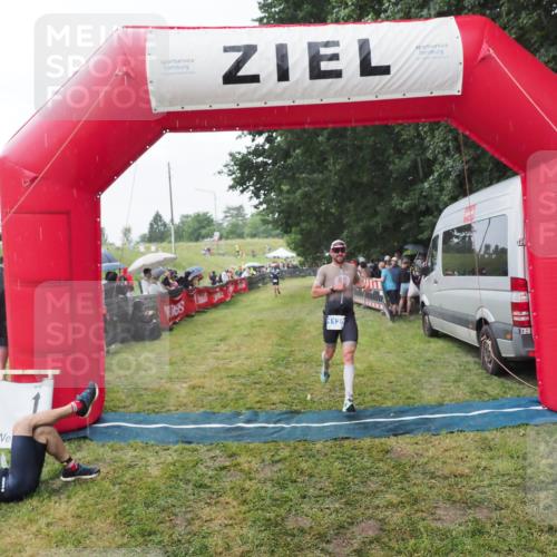21.06.2025 - 27. Vierlanden-Triathlon MichiJ http://msf.ph/oto/8043257 15.06.2026 13:40:55 Ziel 1125 meine-sportfotos.de