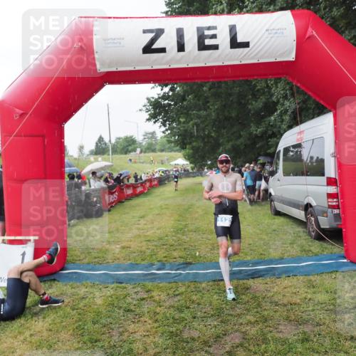 21.06.2025 - 27. Vierlanden-Triathlon MichiJ http://msf.ph/oto/8043267 15.06.2026 13:40:55 Ziel 1125 meine-sportfotos.de