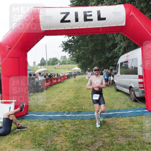21.06.2025 - 27. Vierlanden-Triathlon MichiJ http://msf.ph/oto/8043269 15.06.2026 13:40:56 Ziel 1125 meine-sportfotos.de