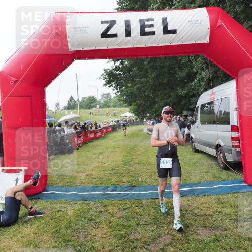 21.06.2025 - 27. Vierlanden-Triathlon MichiJ http://msf.ph/oto/8043273 15.06.2026 13:40:56 Ziel 1125 meine-sportfotos.de