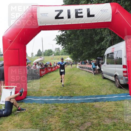 21.06.2025 - 27. Vierlanden-Triathlon MichiJ http://msf.ph/oto/8043279 15.06.2026 13:41:03 Ziel 763 meine-sportfotos.de