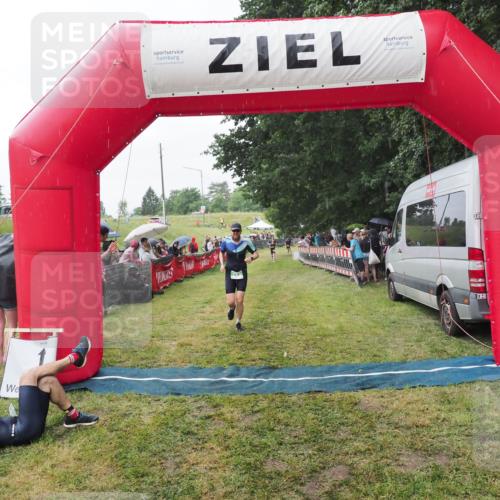21.06.2025 - 27. Vierlanden-Triathlon MichiJ http://msf.ph/oto/8043281 15.06.2026 13:41:03 Ziel 763 meine-sportfotos.de