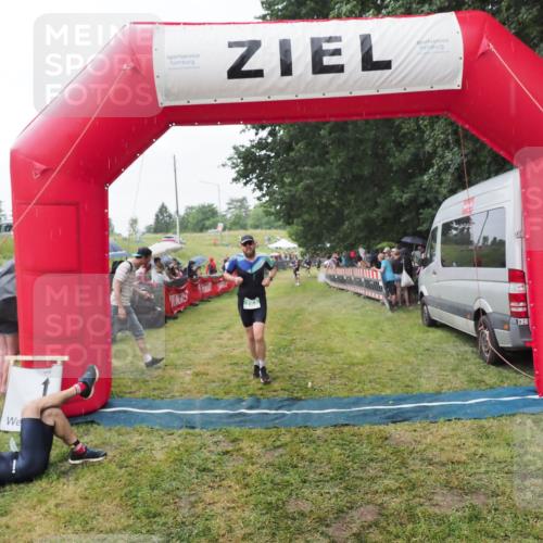 21.06.2025 - 27. Vierlanden-Triathlon MichiJ http://msf.ph/oto/8043289 15.06.2026 13:41:04 Ziel 763 meine-sportfotos.de