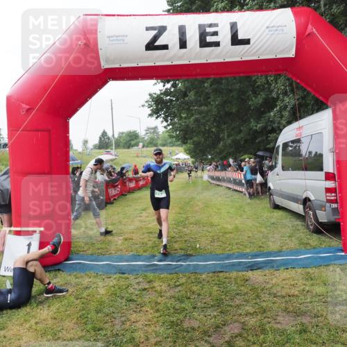21.06.2025 - 27. Vierlanden-Triathlon MichiJ http://msf.ph/oto/8043291 15.06.2026 13:41:04 Ziel 763 meine-sportfotos.de