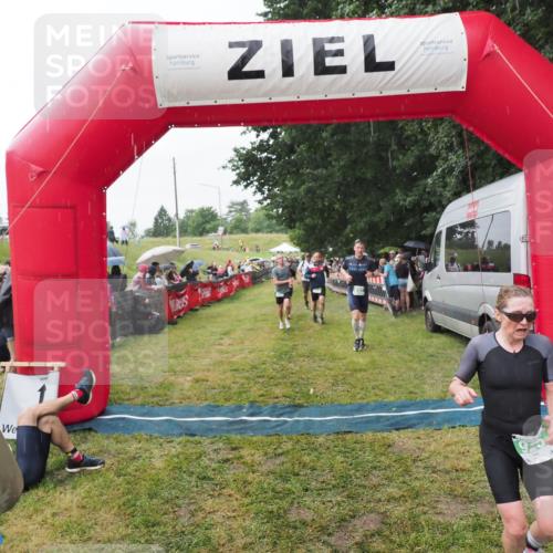 21.06.2025 - 27. Vierlanden-Triathlon MichiJ http://msf.ph/oto/8043296 15.06.2026 13:41:12 Ziel 167, 637, 925, 961 meine-sportfotos.de