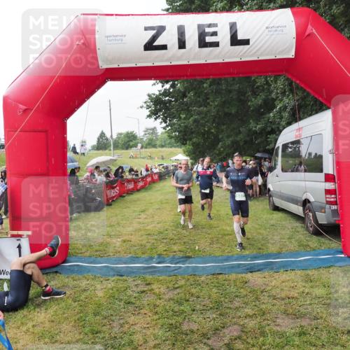 21.06.2025 - 27. Vierlanden-Triathlon MichiJ http://msf.ph/oto/8043314 15.06.2026 13:41:13 Ziel 167, 637, 925, 961 meine-sportfotos.de