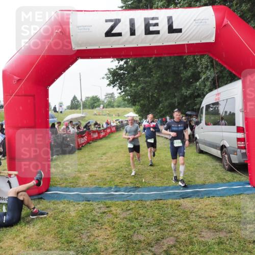 21.06.2025 - 27. Vierlanden-Triathlon MichiJ http://msf.ph/oto/8043318 15.06.2026 13:41:14 Ziel 167, 637, 925, 961 meine-sportfotos.de
