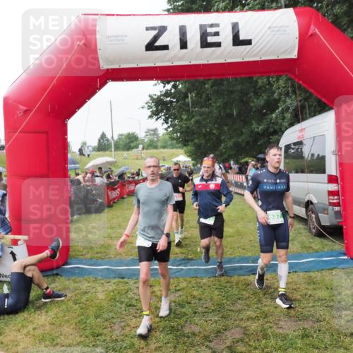 21.06.2025 - 27. Vierlanden-Triathlon MichiJ http://msf.ph/oto/8043341 15.06.2026 13:41:15 Ziel 167, 637, 925, 961 meine-sportfotos.de
