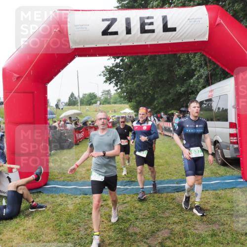 21.06.2025 - 27. Vierlanden-Triathlon MichiJ http://msf.ph/oto/8043343 15.06.2026 13:41:15 Ziel 167, 637, 925, 961 meine-sportfotos.de