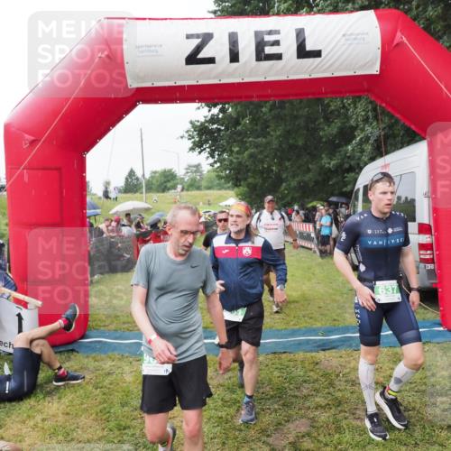 21.06.2025 - 27. Vierlanden-Triathlon MichiJ http://msf.ph/oto/8043354 15.06.2026 13:41:16 Ziel 167, 637, 925, 961 meine-sportfotos.de