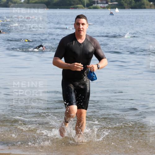 15.06.2025 - 27. Vierlanden-Triathlon Lena Gebhardt http://msf.ph/oto/8043363 15.06.2025 08:31:55 Schwimmen 30, 178 meine-sportfotos.de