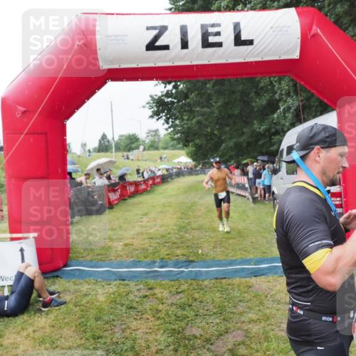 21.06.2025 - 27. Vierlanden-Triathlon MichiJ http://msf.ph/oto/8043373 15.06.2026 13:41:34 Ziel 754 meine-sportfotos.de