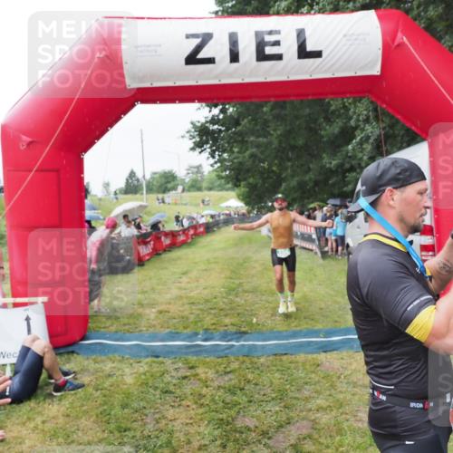21.06.2025 - 27. Vierlanden-Triathlon MichiJ http://msf.ph/oto/8043379 15.06.2026 13:41:34 Ziel 754 meine-sportfotos.de