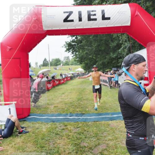 21.06.2025 - 27. Vierlanden-Triathlon MichiJ http://msf.ph/oto/8043381 15.06.2026 13:41:34 Ziel 754 meine-sportfotos.de