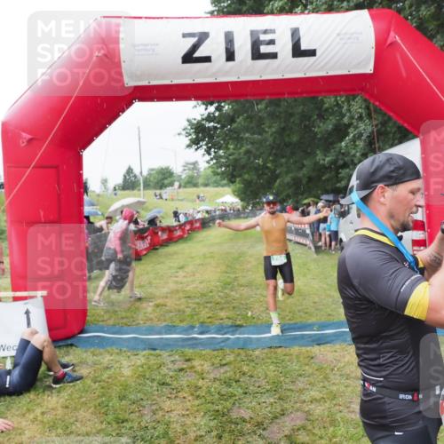 21.06.2025 - 27. Vierlanden-Triathlon MichiJ http://msf.ph/oto/8043383 15.06.2026 13:41:35 Ziel 754 meine-sportfotos.de