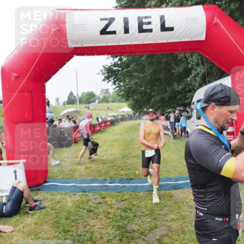 21.06.2025 - 27. Vierlanden-Triathlon MichiJ http://msf.ph/oto/8043390 15.06.2026 13:41:35 Ziel 754 meine-sportfotos.de