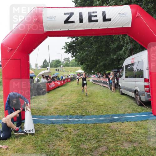 21.06.2025 - 27. Vierlanden-Triathlon MichiJ http://msf.ph/oto/8043398 15.06.2026 13:41:55 Ziel 899 meine-sportfotos.de