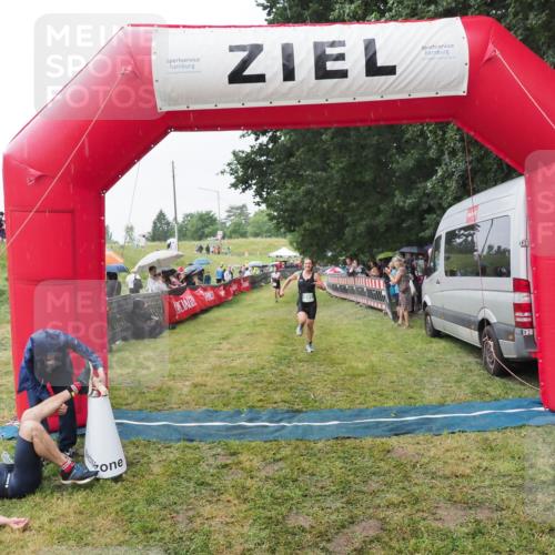 21.06.2025 - 27. Vierlanden-Triathlon MichiJ http://msf.ph/oto/8043402 15.06.2026 13:41:55 Ziel 899 meine-sportfotos.de