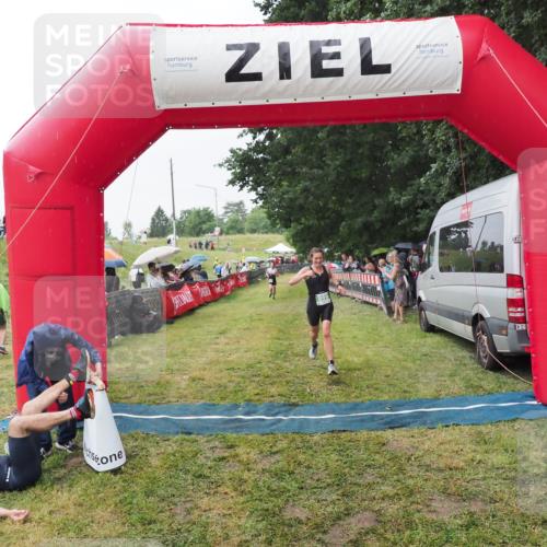 21.06.2025 - 27. Vierlanden-Triathlon MichiJ http://msf.ph/oto/8043410 15.06.2026 13:41:56 Ziel 899 meine-sportfotos.de