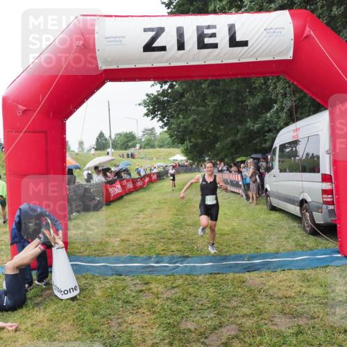 21.06.2025 - 27. Vierlanden-Triathlon MichiJ http://msf.ph/oto/8043414 15.06.2026 13:41:56 Ziel 899 meine-sportfotos.de