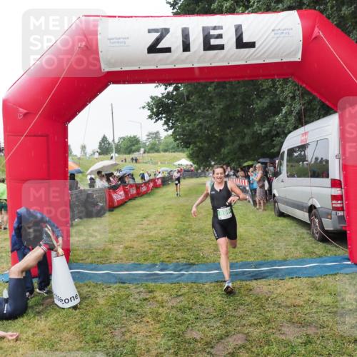 21.06.2025 - 27. Vierlanden-Triathlon MichiJ http://msf.ph/oto/8043419 15.06.2026 13:41:56 Ziel 899 meine-sportfotos.de