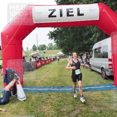 21.06.2025 - 27. Vierlanden-Triathlon MichiJ http://msf.ph/oto/8043423 15.06.2026 13:41:57 Ziel 899 meine-sportfotos.de