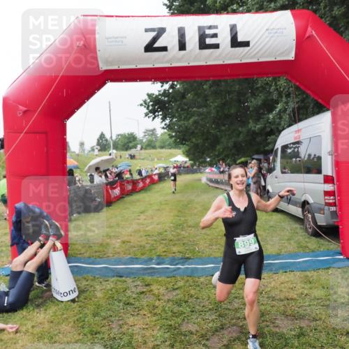 21.06.2025 - 27. Vierlanden-Triathlon MichiJ http://msf.ph/oto/8043426 15.06.2026 13:41:57 Ziel 899 meine-sportfotos.de