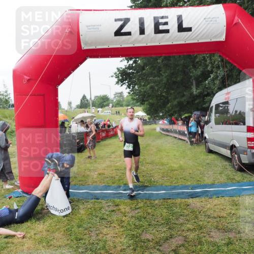 21.06.2025 - 27. Vierlanden-Triathlon MichiJ http://msf.ph/oto/8043439 15.06.2026 13:42:03 Ziel 672, 899 meine-sportfotos.de