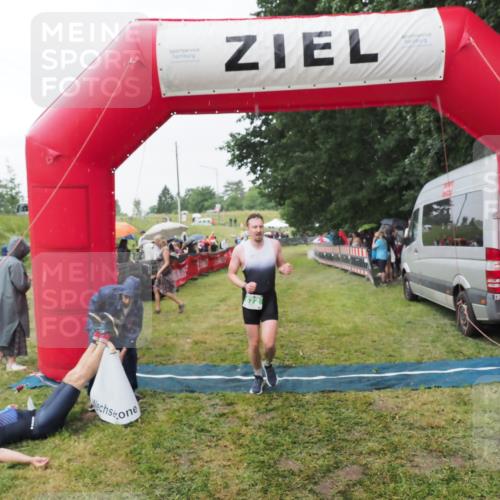 21.06.2025 - 27. Vierlanden-Triathlon MichiJ http://msf.ph/oto/8043443 15.06.2026 13:42:03 Ziel 672, 899 meine-sportfotos.de
