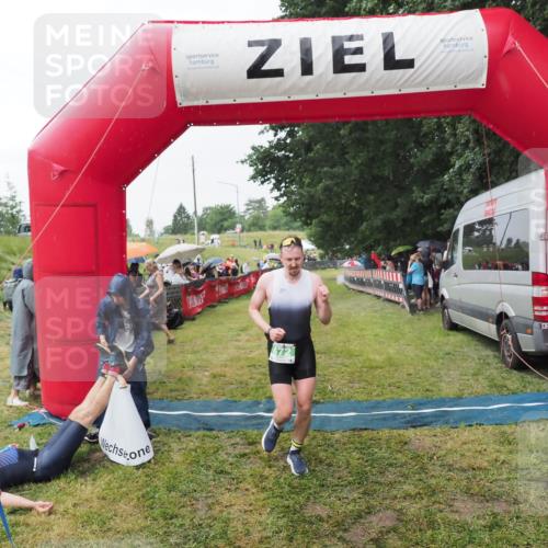 21.06.2025 - 27. Vierlanden-Triathlon MichiJ http://msf.ph/oto/8043449 15.06.2026 13:42:03 Ziel 672, 899 meine-sportfotos.de
