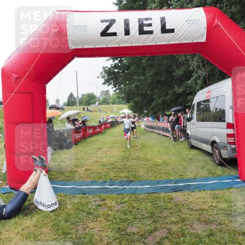 21.06.2025 - 27. Vierlanden-Triathlon MichiJ http://msf.ph/oto/8043458 15.06.2026 13:42:24 Ziel 139, 858 meine-sportfotos.de