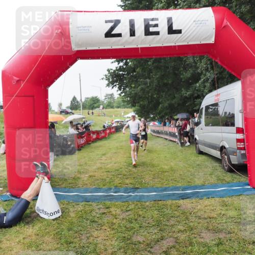 21.06.2025 - 27. Vierlanden-Triathlon MichiJ http://msf.ph/oto/8043474 15.06.2026 13:42:25 Ziel 139, 858 meine-sportfotos.de