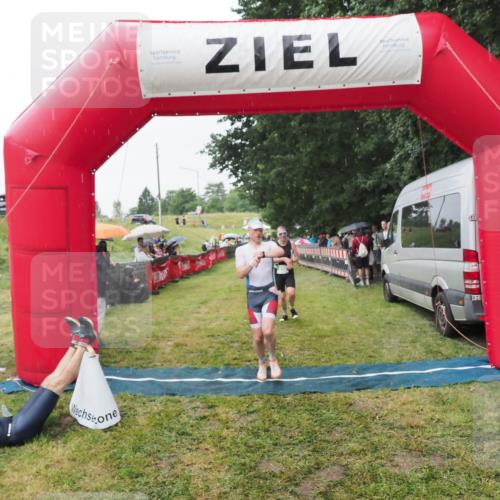 21.06.2025 - 27. Vierlanden-Triathlon MichiJ http://msf.ph/oto/8043491 15.06.2026 13:42:26 Ziel 139, 858 meine-sportfotos.de