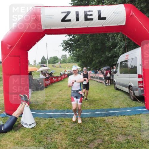 21.06.2025 - 27. Vierlanden-Triathlon MichiJ http://msf.ph/oto/8043497 15.06.2026 13:42:27 Ziel 139, 858 meine-sportfotos.de