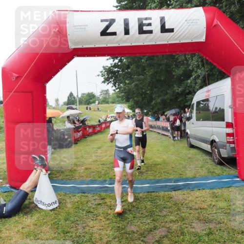 21.06.2025 - 27. Vierlanden-Triathlon MichiJ http://msf.ph/oto/8043500 15.06.2026 13:42:27 Ziel 139, 858 meine-sportfotos.de