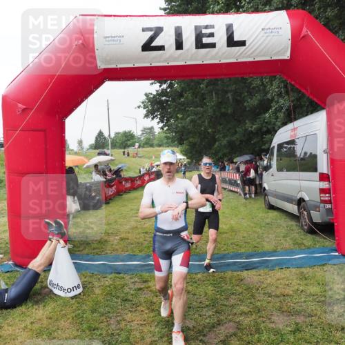 21.06.2025 - 27. Vierlanden-Triathlon MichiJ http://msf.ph/oto/8043502 15.06.2026 13:42:27 Ziel 139, 858 meine-sportfotos.de