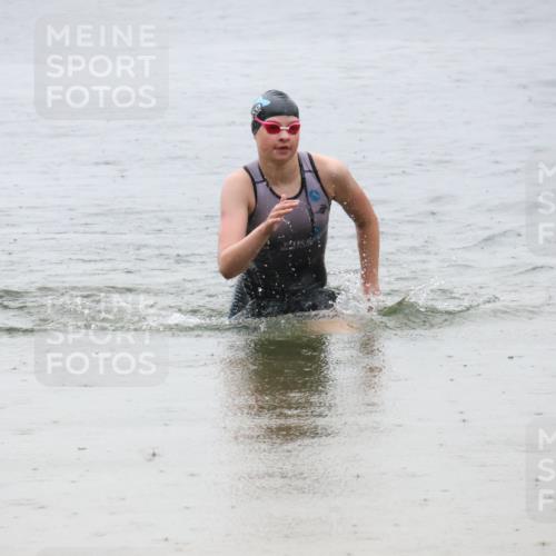 21.06.2025 - 27. Vierlanden-Triathlon Lena Gebhardt http://msf.ph/oto/8043505 15.06.2025 14:36:54 Schwimmen 1324 meine-sportfotos.de