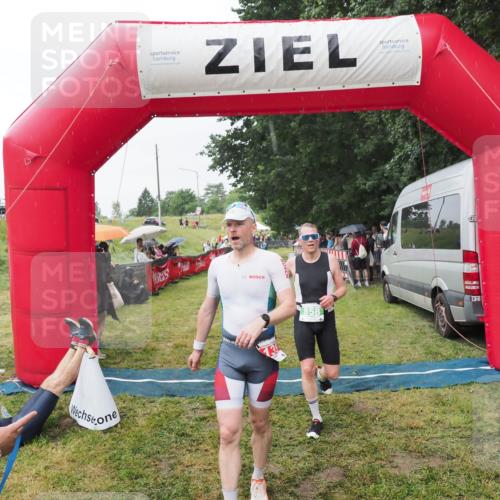 21.06.2025 - 27. Vierlanden-Triathlon MichiJ http://msf.ph/oto/8043508 15.06.2026 13:42:28 Ziel 139, 858 meine-sportfotos.de