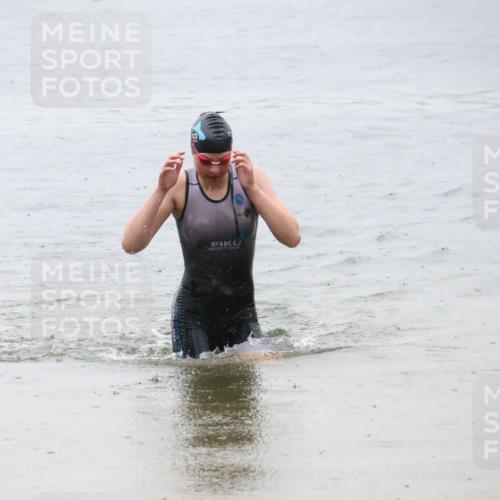 21.06.2025 - 27. Vierlanden-Triathlon Lena Gebhardt http://msf.ph/oto/8043509 15.06.2025 14:36:55 Schwimmen 1324 meine-sportfotos.de
