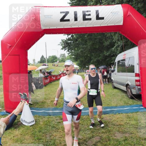 21.06.2025 - 27. Vierlanden-Triathlon MichiJ http://msf.ph/oto/8043510 15.06.2026 13:42:28 Ziel 139, 858 meine-sportfotos.de