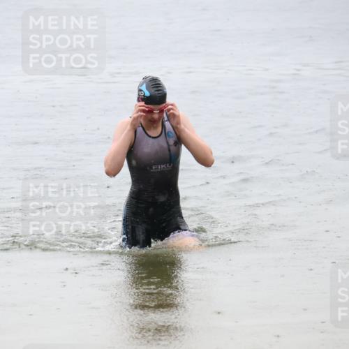 21.06.2025 - 27. Vierlanden-Triathlon Lena Gebhardt http://msf.ph/oto/8043512 15.06.2025 14:36:55 Schwimmen 1324 meine-sportfotos.de