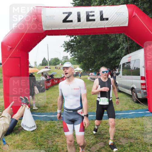 21.06.2025 - 27. Vierlanden-Triathlon MichiJ http://msf.ph/oto/8043515 15.06.2026 13:42:28 Ziel 139, 858 meine-sportfotos.de