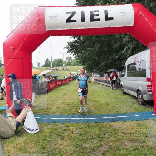 21.06.2025 - 27. Vierlanden-Triathlon MichiJ http://msf.ph/oto/8043519 15.06.2026 13:42:37 Ziel 93 meine-sportfotos.de