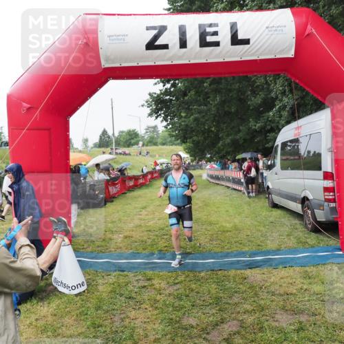 21.06.2025 - 27. Vierlanden-Triathlon MichiJ http://msf.ph/oto/8043523 15.06.2026 13:42:37 Ziel 93 meine-sportfotos.de